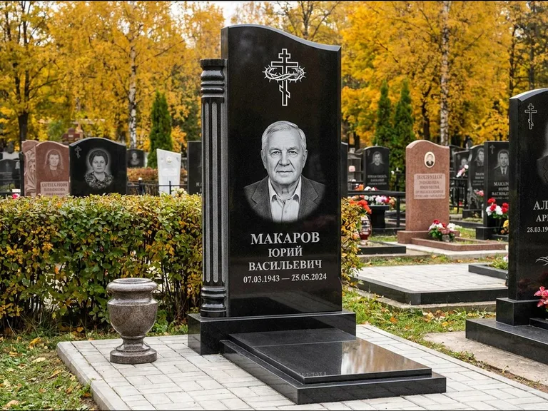 Памятник из чёрного гранита — асимметричная стела с крестом с рушником, работа «Панкратов» в Липецке