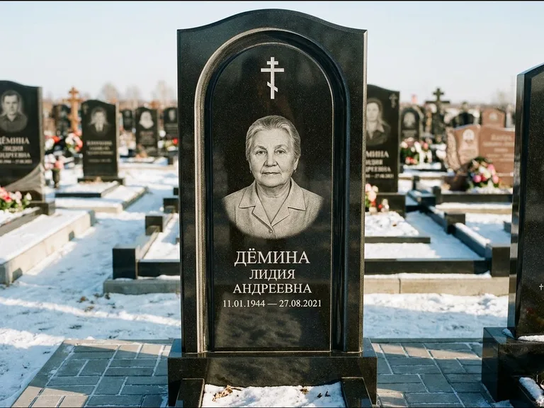 Памятник из чёрного гранита — стела-триптих с крестом с терновым венцом, работа «Ерофеева» в Липецке