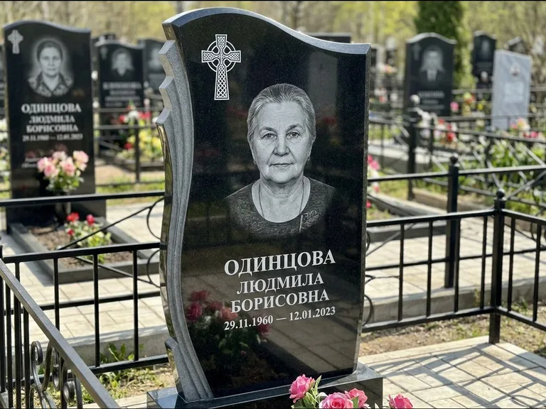 Памятник из чёрного гранита — стела с портретным овалом с кельтским крестом, работа «Савельева» в Липецке