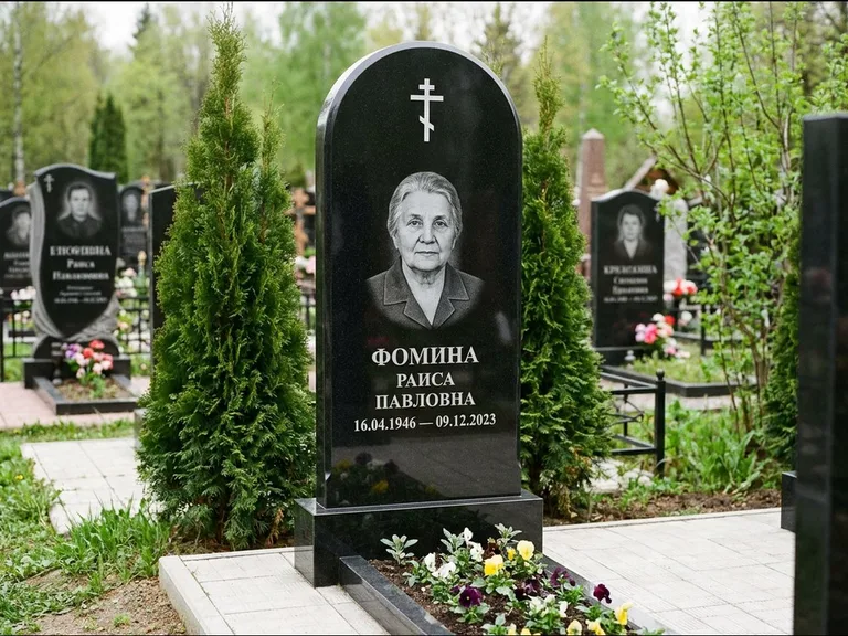 Памятник из чёрного гранита — вертикальная стела с латинским крестом, работа «Некрасова» в Липецке