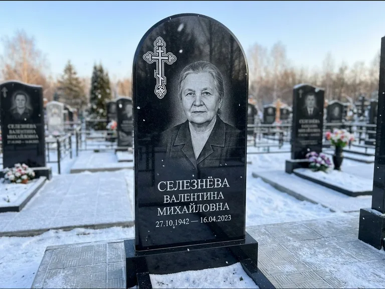 Памятник из чёрного гранита — массивная стела с крестом в лучах с крестом в лучах, работа «Одинцова» в Липецке