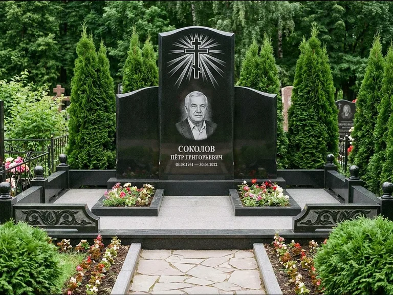 Памятник из чёрного гранита — низкая стела с крестом сбоку с золочёным крестом, работа «Верещагин» в Липецке