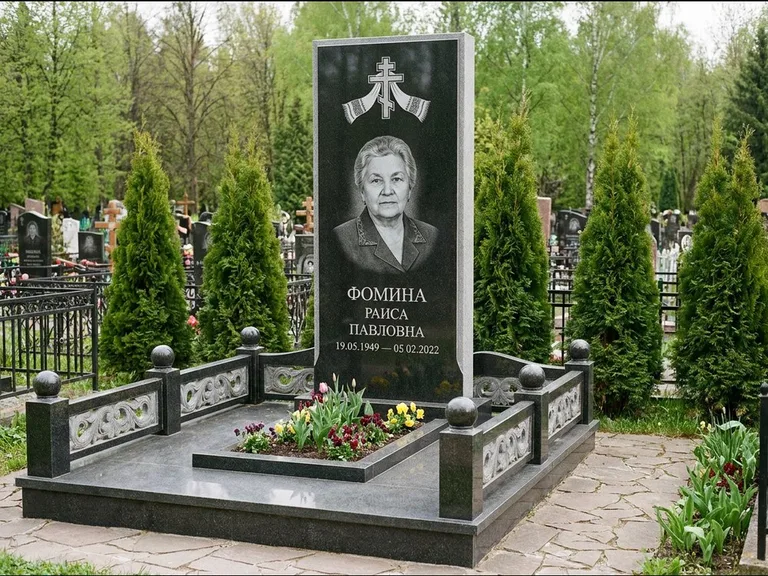 Памятник из чёрного гранита — семейный мемориал с ажурным резным крестом, работа «Мельникова» в Липецке