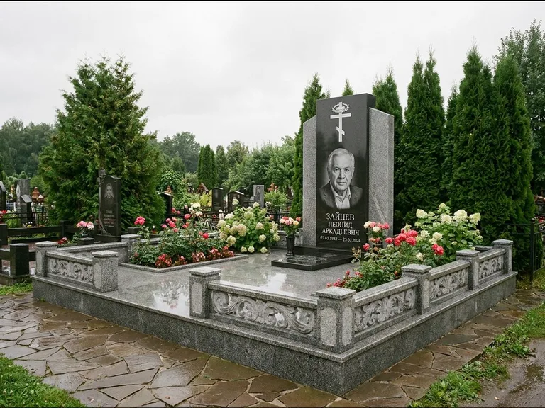Памятник из чёрного гранита — стела с двумя портретами с крестом с рушником, работа «Богданов» в Липецке