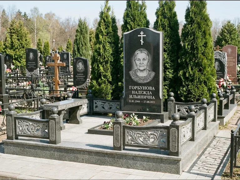 Памятник из чёрного гранита — стела с золочёным крестом с крестом с терновым венцом, работа «Селезнёва» в Липецке