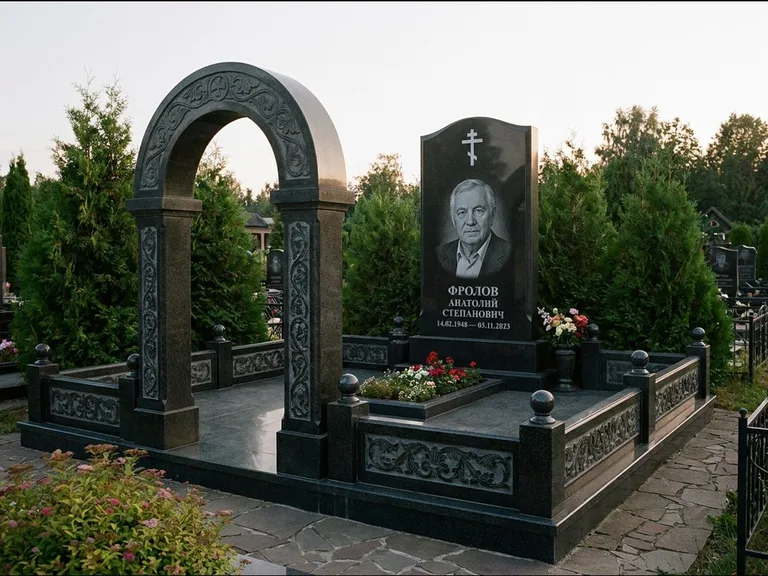 Памятник из чёрного гранита — высокая стела с процветшим крестом с православным восьмиконечным крестом, работа «Панкратов» в Липецке