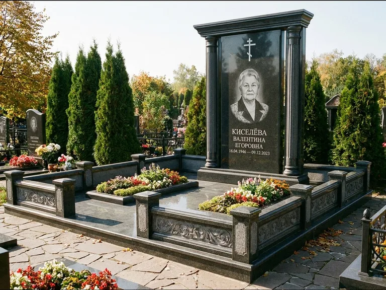 Памятник из чёрного гранита — стела с кельтским крестом с латинским крестом, работа «Ерофеева» в Липецке