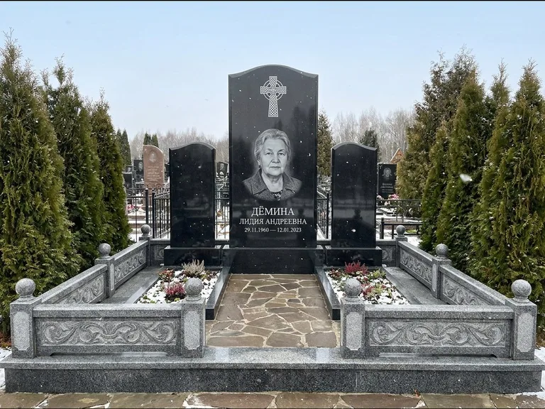 Памятник из чёрного гранита — стела с крестом и ветвью с кельтским крестом, работа «Лаврентьева» в Липецке