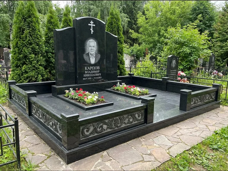 Памятник из чёрного гранита — двойная семейная стела с крестом на Голгофе, работа «Тихонов» в Липецке