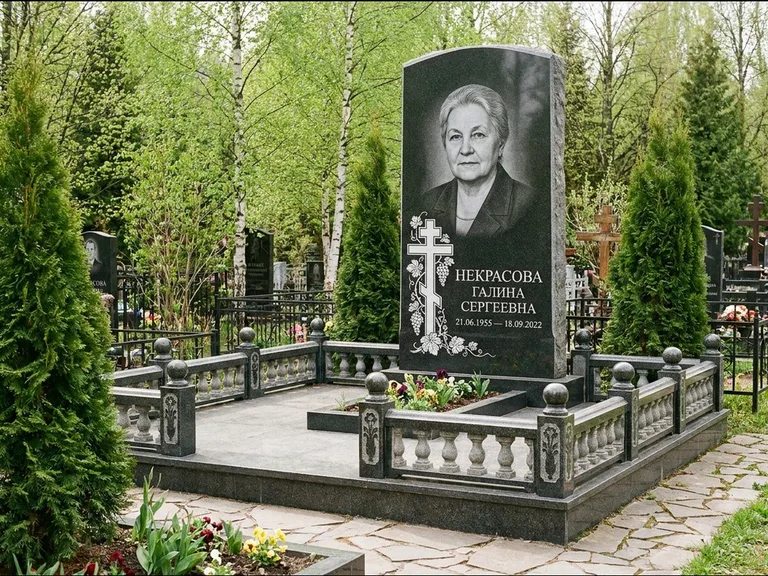 Памятник из чёрного гранита — стела с крестом и книгой с крестом с распятием, работа «Савельева» в Липецке