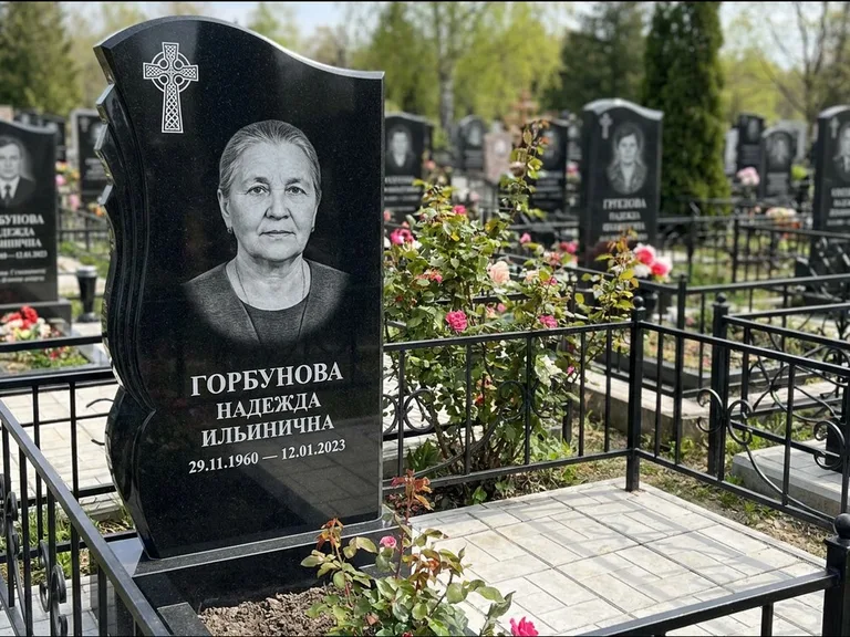 Памятник из чёрного гранита — высокий обелиск с кельтским крестом, работа «Одинцова» в Липецке