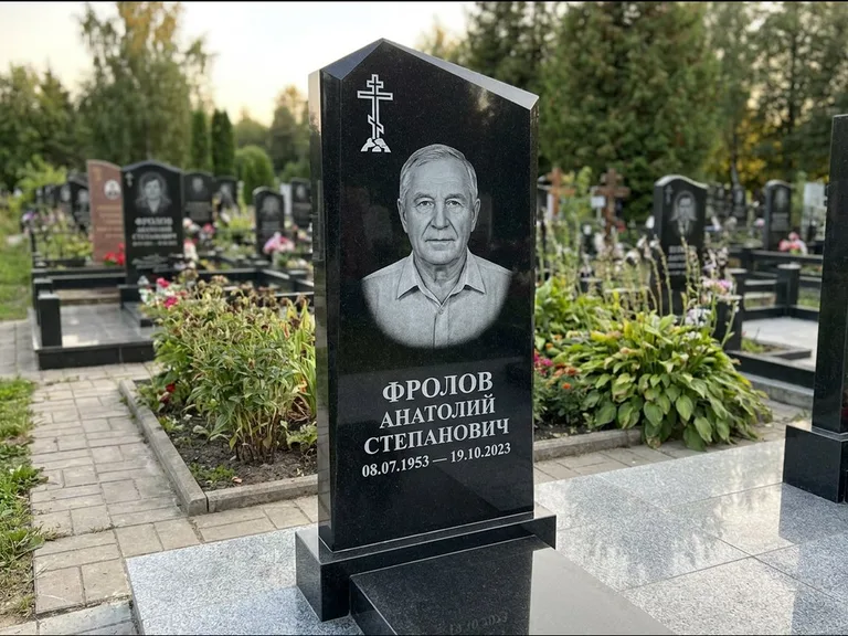 Памятник из чёрного гранита — стела со столиком и скамьёй с крестом на Голгофе, работа «Верещагин» в Липецке