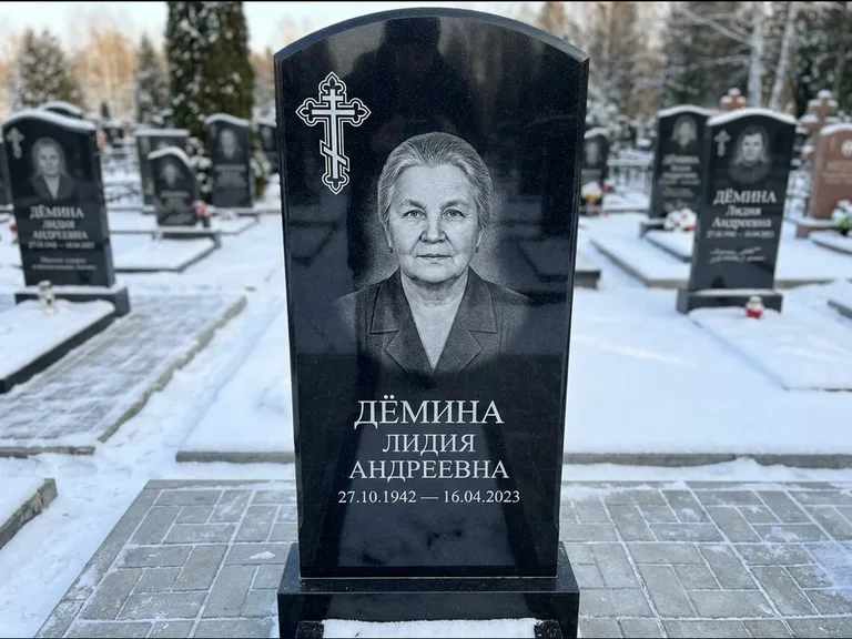 Памятник из чёрного гранита — стела домиком с крестом в лучах, работа «Селезнёва» в Липецке