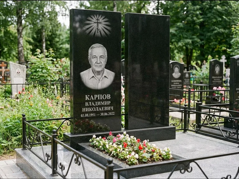Памятник из чёрного гранита — ступенчатая стела с золочёным крестом, работа «Панкратов» в Липецке