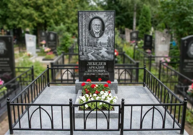 Памятник с гравировкой берёзовой рощи, портретом и надписью в Липецке