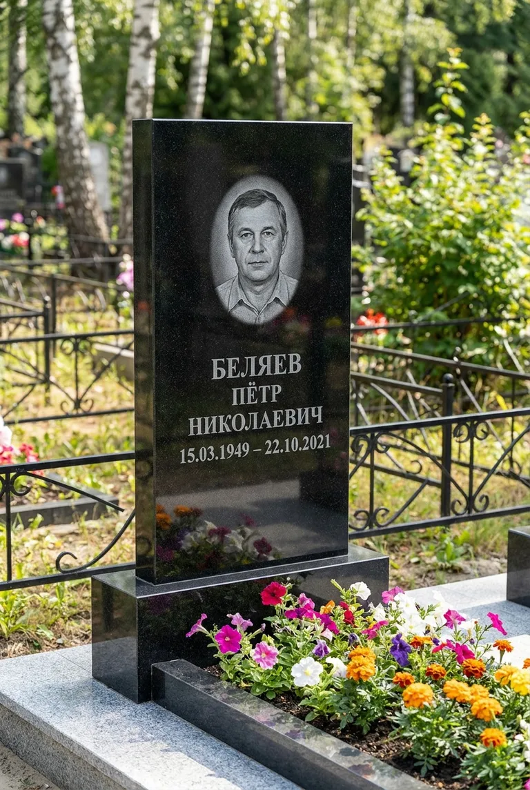 Вертикальный чёрный гранитный памятник под ключ с цветником в Липецке