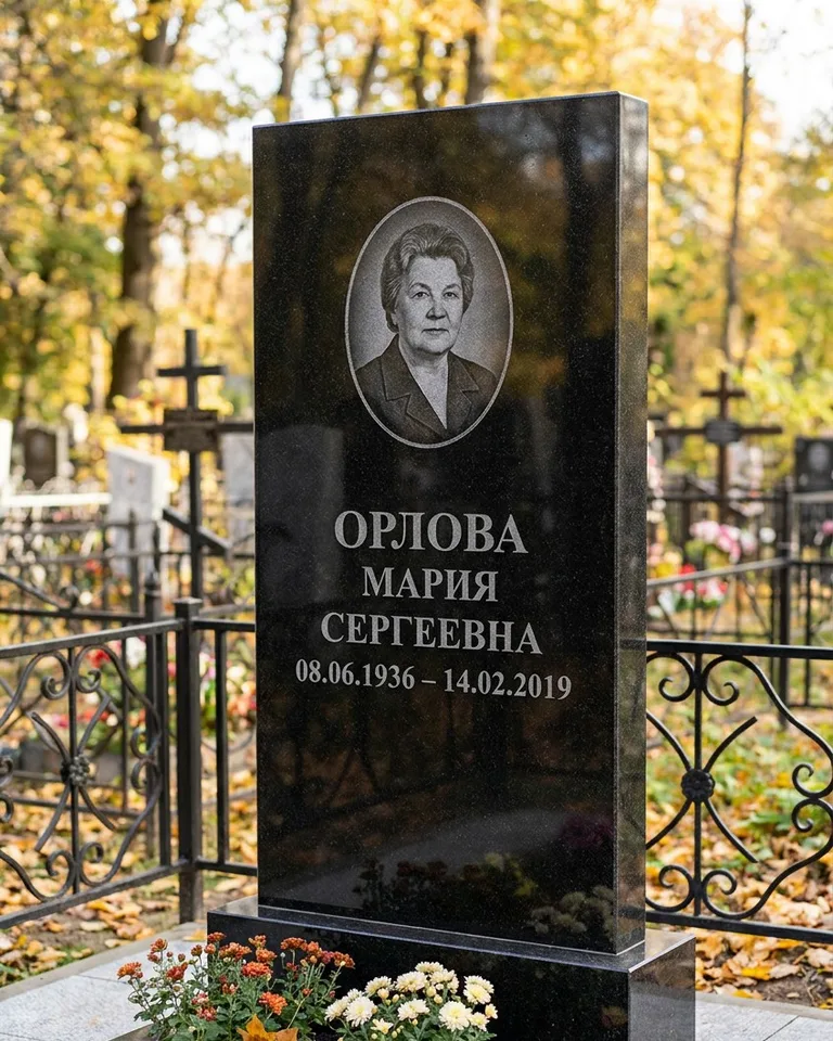 Вертикальный серый гранитный памятник под ключ, осень в Липецке