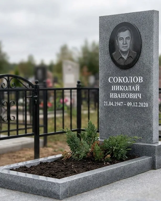 Чёрный памятник под ключ на гранитном цоколе в Липецке