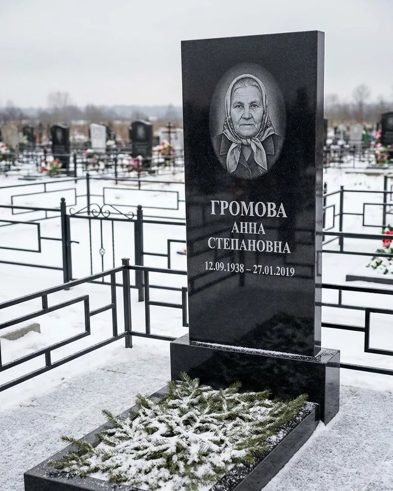 Простой вертикальный памятник под ключ зимой в Липецке
