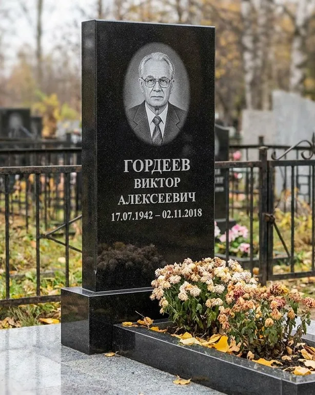 Памятник под ключ с гранитным цоколем и плиткой в Липецке