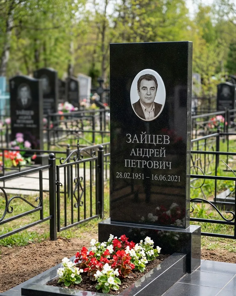Памятник под ключ с гранитной вазой и цветами в Липецке