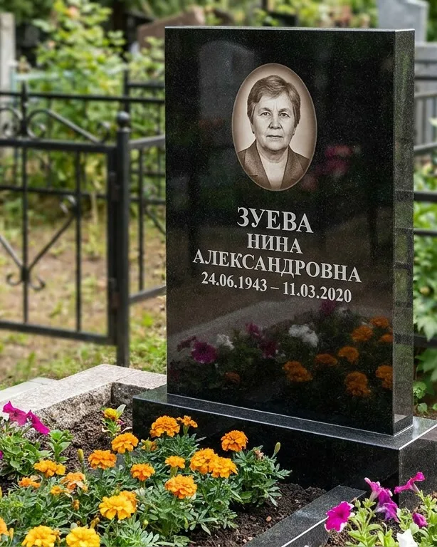 Горизонтальный чёрный гранитный памятник под ключ в Липецке