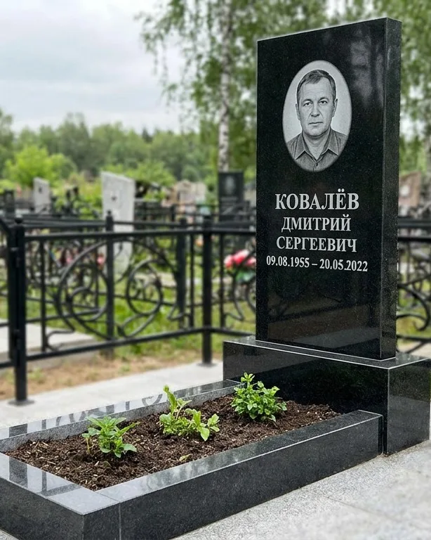 Горизонтальный серый памятник под ключ, осень в Липецке