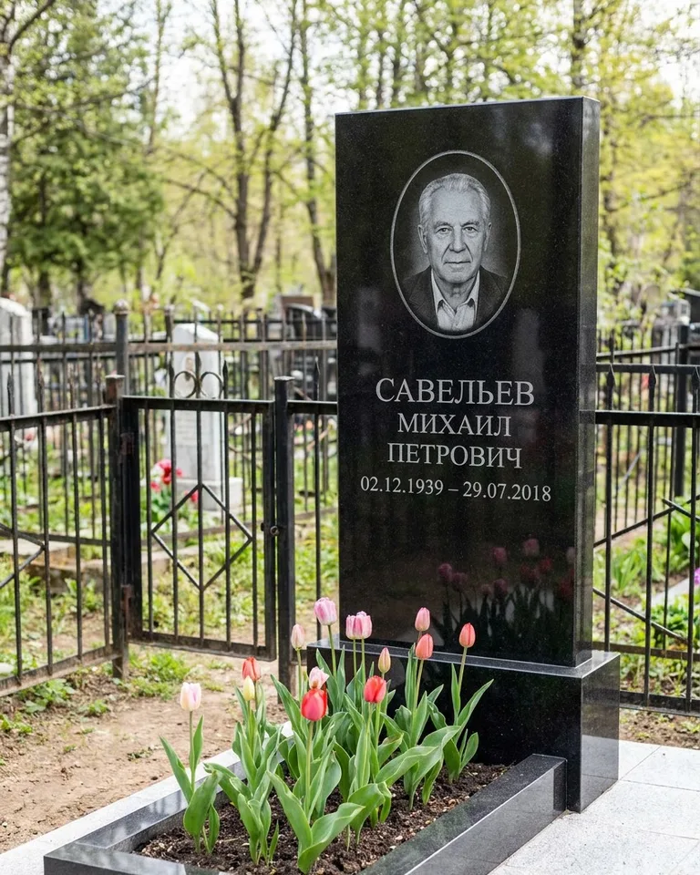 Горизонтальный памятник под ключ на гранитном основании в Липецке