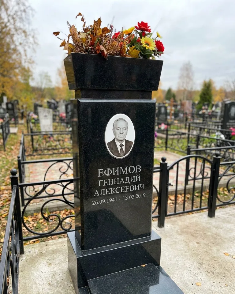 Двойной семейный памятник под ключ с портретами в Липецке