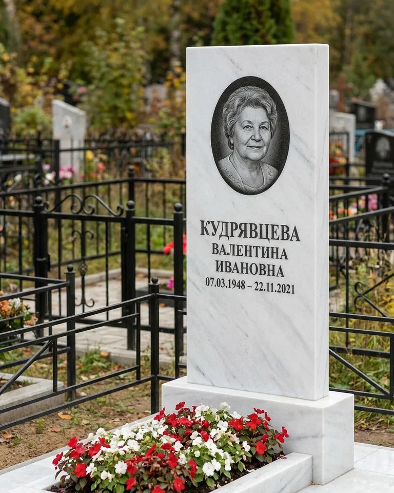 Двойной памятник под ключ с цоколем и плиткой в Липецке
