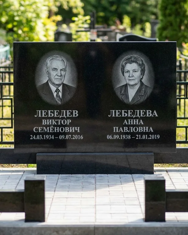 Памятник под ключ из красного гранита в Липецке