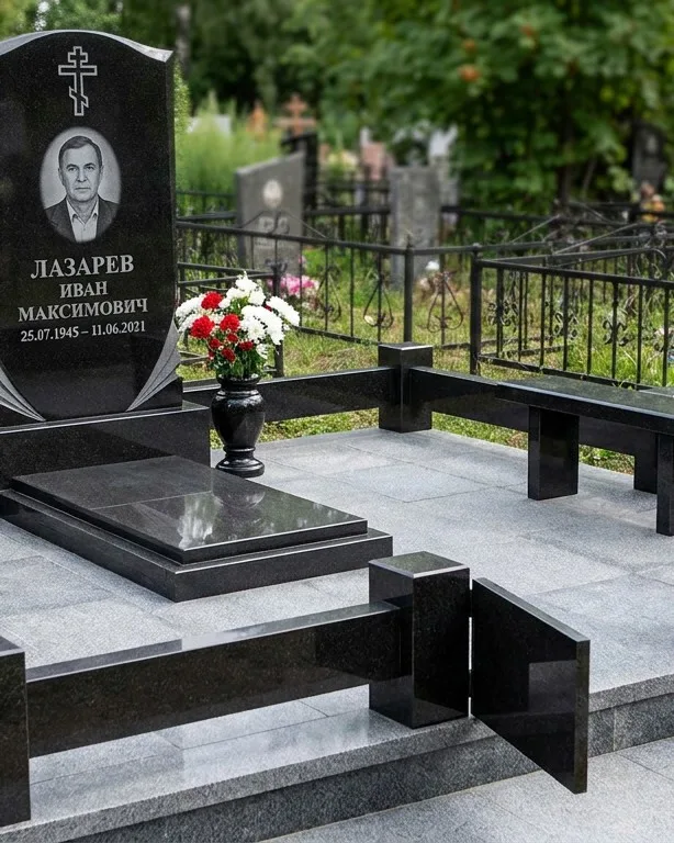 Памятник под ключ зимой с венком в Липецке