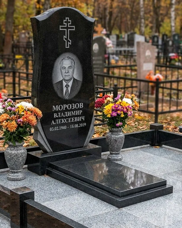 Памятник под ключ со скамьёй и мощением в Липецке