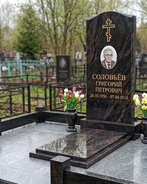 Памятник под ключ с гранитным цоколем и вазой, осень в Липецке