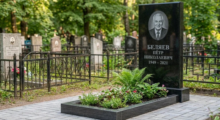Памятник под ключ в Липецке — гранитная стела с цветником и благоустройством, установлен под ключ