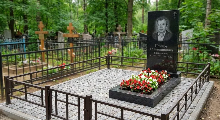 Памятник под ключ с цветником и благоустройством в Липецке