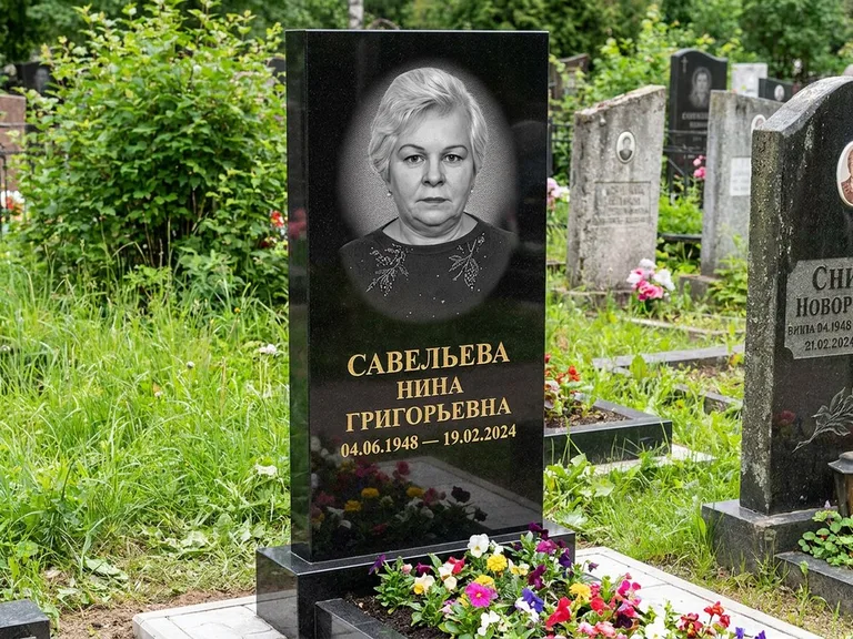 Портрет на памятнике в Липецке — Паспортное фото восстановили и награвировали на чёрной стеле
