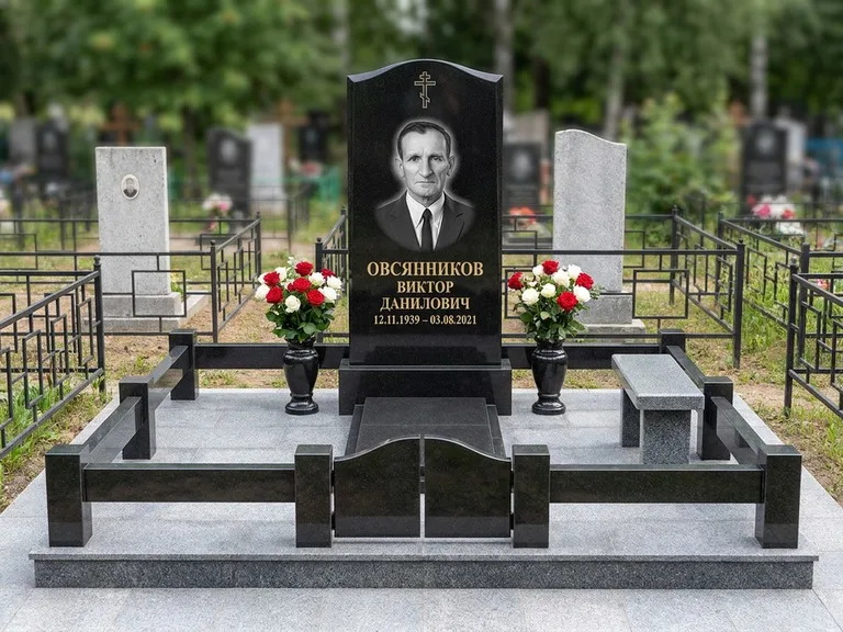 Портрет на памятнике в Липецке — Старый снимок → гравировка на премиум-комплексе с плиткой и оградой