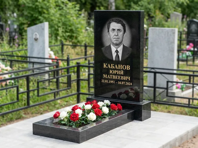 Портрет на памятнике в Липецке — Старый снимок → гравировка на вертикальной стеле