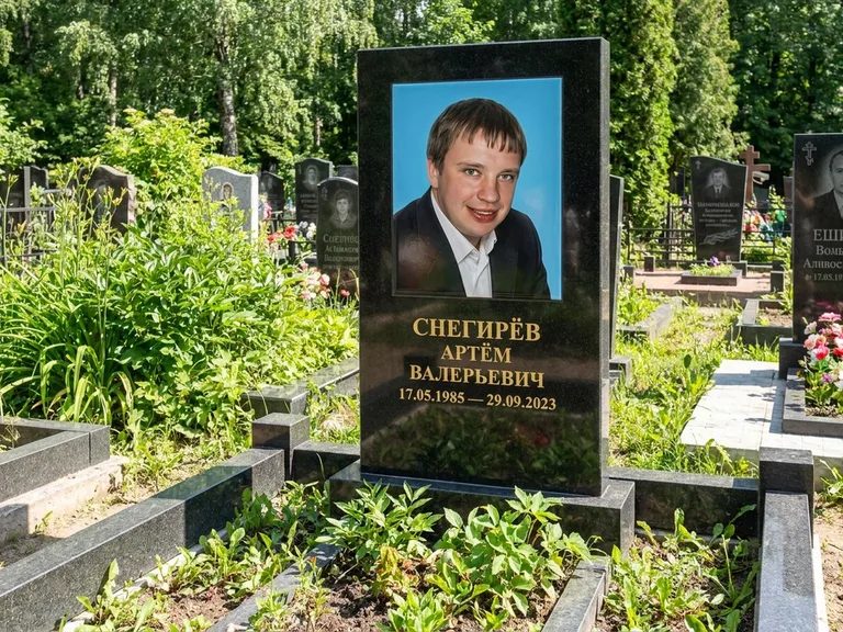 Портрет на памятнике в Липецке — Цветное фото → прямоугольная фотокерамика на чёрном граните
