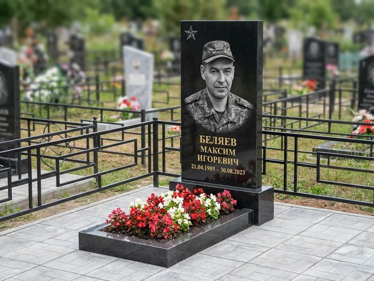 Портрет на памятнике в Липецке — Военное фото → цветная фотокерамика, гравированная звезда