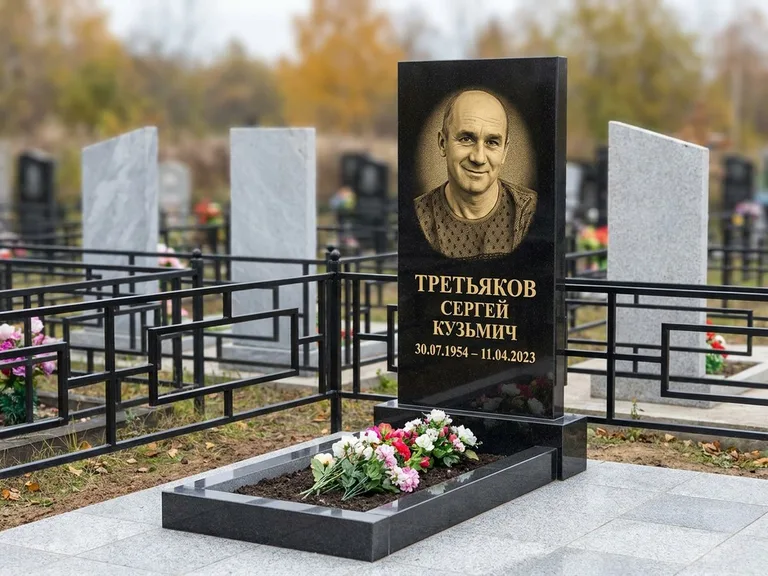 Портрет на памятнике в Липецке — Восстановленный портрет → гравировка на вертикальной стеле