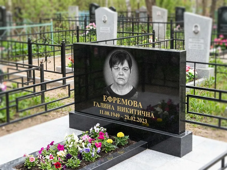 Портрет на памятнике в Липецке — Ч/б портрет → гравировка на горизонтальном памятнике