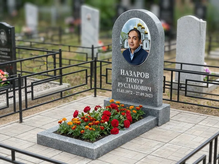 Портрет на памятнике в Липецке — Цветной портрет → фотокерамика-овал на сером граните, буквы белые