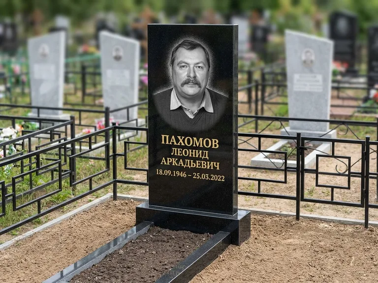 Портрет на памятнике в Липецке — Маленькое фото → гравировка на простом бюджетном памятнике