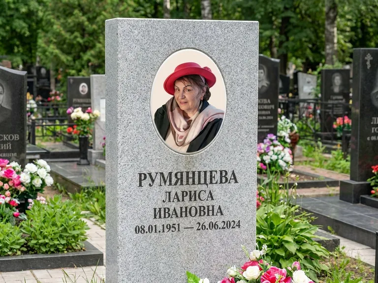 Портрет на памятнике в Липецке — Цветной портрет → овальная фотокерамика на светлом камне
