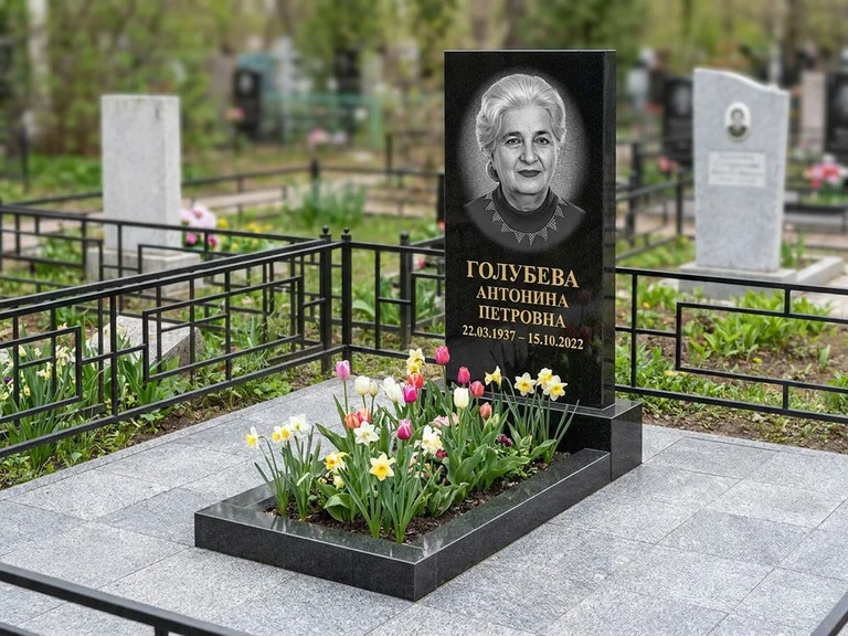 Портрет на памятнике в Липецке — Выцветший скан восстановили и награвировали на стеле
