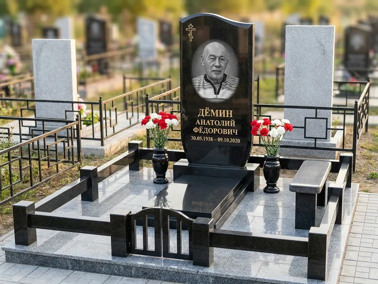 Портрет на памятнике в Липецке — Реставрация → гравировка на премиум-комплексе