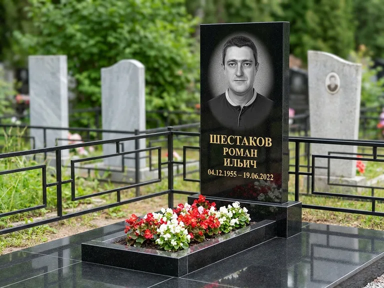 Портрет на памятнике в Липецке — Ч/б портрет → гравировка на стеле