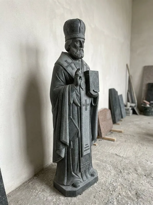 Николай Чудотворец — скульптура на памятник, гранит, высота 80 см